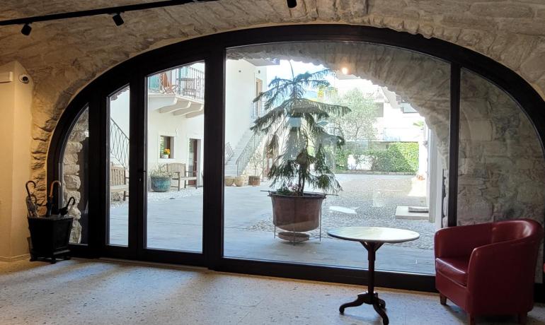 Cozy room with courtyard view, rustic and relaxing atmosphere.