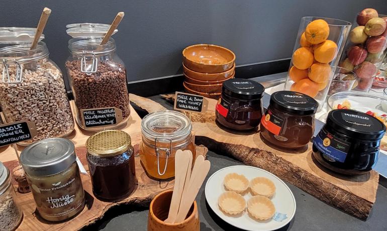 Un buffet colorato di miele, cereali e frutta fresca, ricco di aromi naturali.