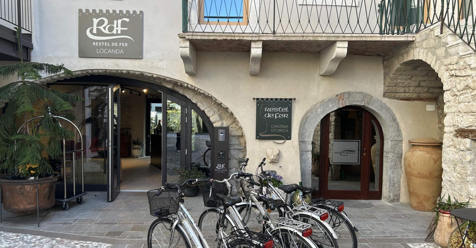Ciclista ammira lago e montagne, avventura e libertà.