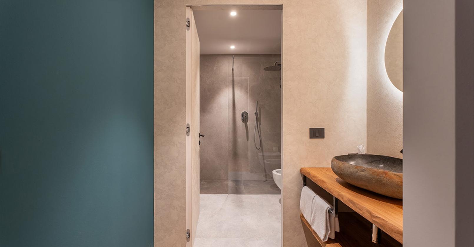 Bagno moderno, atmosfera calda e accogliente, pareti colorate e design elegante.