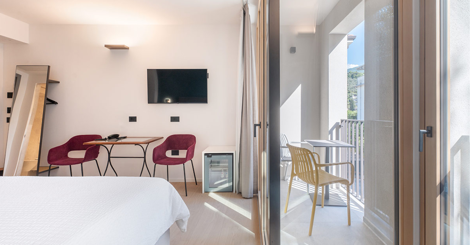 Camera moderna con letto a baldacchino e arredi eleganti.