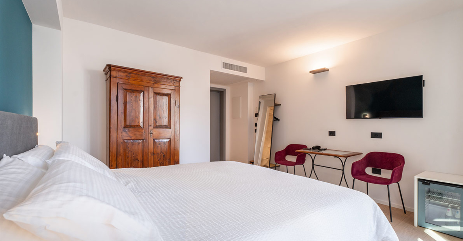 Camera moderna con letto a baldacchino e arredi eleganti.