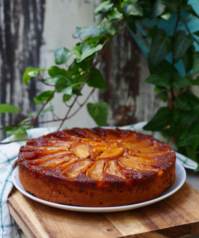 Pfirsich-Upside-Down-Kuchen auf einem Holzbrett.